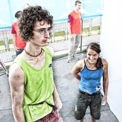 Adam Ondra auf dem Boulderworldcup 2010 in München rechts: Anna Stöhr);      Photo: Udo Neumann