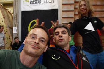 Mit Schirikollege Markus Zöll (Bronx Rock) in Regensburg, meine Hasenohren stammen von Paul Siebenkäss; Photo: Christoph Gabrysch/DAV Mit Schirikollege Markus Zöll (Bronx Rock) in Regensburg, meine Hasenohren stammen von Paul Siebenkäss; Photo: Christoph Gabrysch/DAV