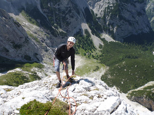 Tiefblick am letzten Stand, rechts von meiner Schulter ganz klein: die Oberreintalhütte