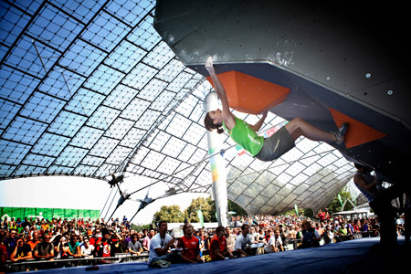 Juliane Wurm auf dem Boulderweltcup München 2011, Olympiastadion, Foto: Nico Altmaier Juliane Wurm auf dem Boulderweltcup München 2011, Olympiastadion, Foto: Nico Altmaier
