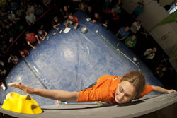 Monika Retschy topt Boulder Nr. 2 im ISPO-Finale; Photo: Marco Kost/DAV