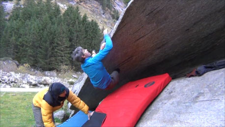 After a long day in Sundergrund: Nils climbs "Richis Luder"