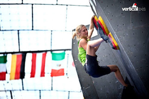 Monika Retschy, die deutsche Bouldermeisterin, im Weltcup Halbfinale München 2013; Foto: DAV