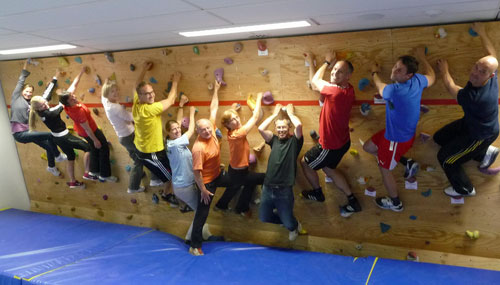 12 Sportlehrer nach der Einweisung zur Boulderanlagenbetreuung