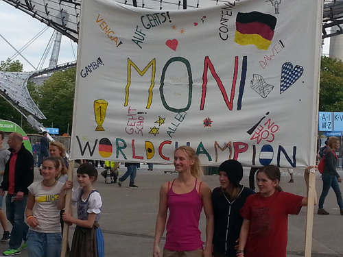 Moni Retschy und ihr Fanclub nach der erfolgreichen Quali Moni Retschy und ihr Fanclub nach der erfolgreichen Quali