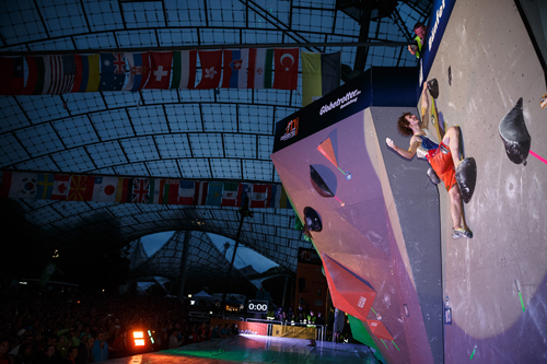 Adam Ondra topt Finaleboulder Nr. 3; Foto: Marko Kost / DAV Adam Ondra topt Finaleboulder Nr. 3; Foto: Marko Kost / DAV