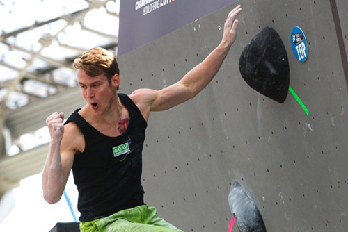 Matze Conrad topt den entscheidenden 5. Boulder; Foto: DAV