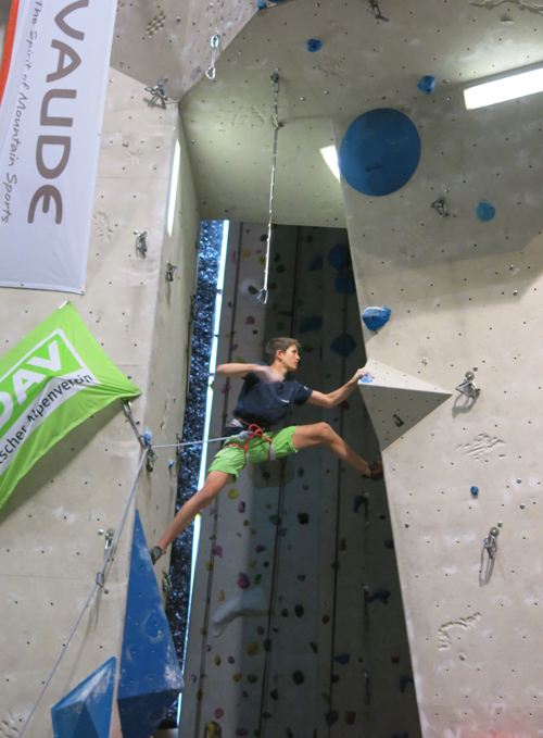 Luis Funk entert in Stuttgart auf dem Deutschen Jugendcup (Lead) am 19.6.2016; Foto: Katharina Funk