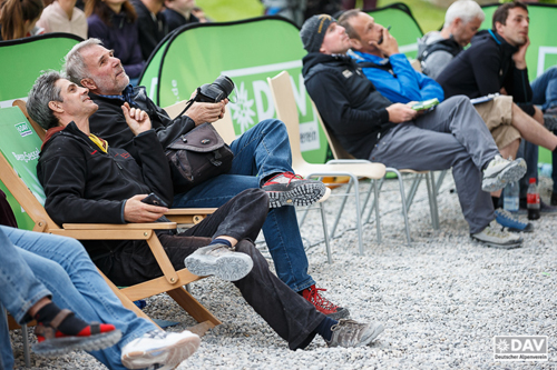 Nils und Walter Treibel (1. Vorsitzender DAV Sektion Oberland) beobachten die Finalisten; Foto: DAV/Marco Kost