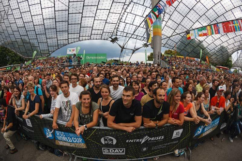 Viele Tausend Kletterfans verfolgten das Geschehen auf dem Boulderweltcup.