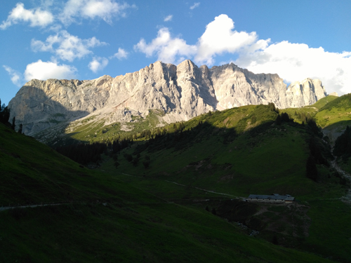 Die Mauer vom Schweizer Eck (ganz links) bis zur Drusenfluh (ganz rechts).