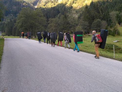 Prozession der Bouldermattenträger im Ginzlinger Tal