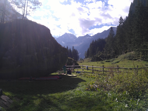 Magisches Zillertal im Frühherbst: auf den Bergspitzen leuchtet der erste Schnee, unten im Tal ist fast noch Sommer